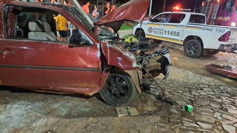 Condutor de veículo fica ferido ao colidir carro em container em Ijui