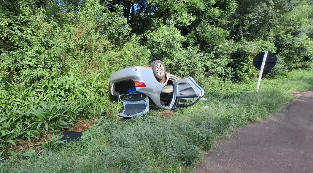 Saída de pista seguida de capotamento deixa motorista ferida na BR-386, em Sarandi