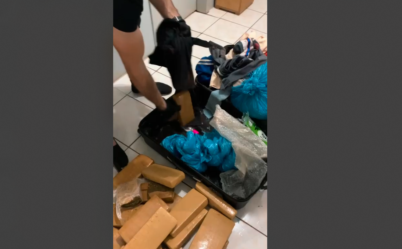 Mulher é presa com 50 quilos de maconha em mala na rodoviária de Três Passos