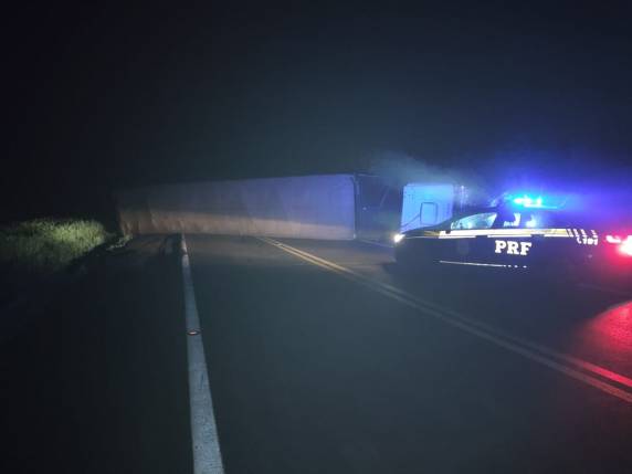 Carreta tomba e interdita BR-285 em Saldanha Marinho