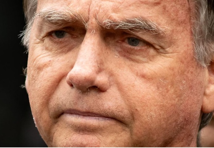 Bolsonaro vai a hospital após crise de vômitos e pressão baixa