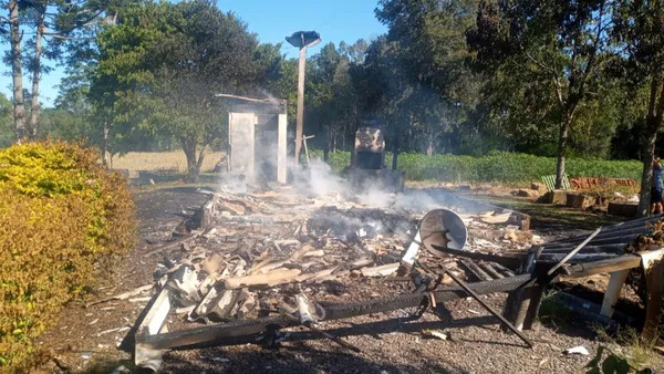 Mulher salva filhos de 1 e 6 anos de incêndio em casa em Venâncio Aires
