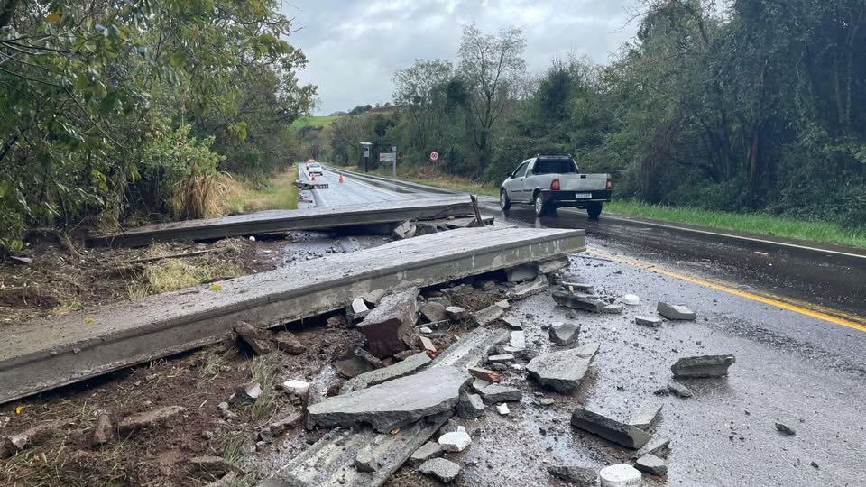 Carga de concreto se desprende de carreta na ERS-404, entre Ronda Alta e Rondinha