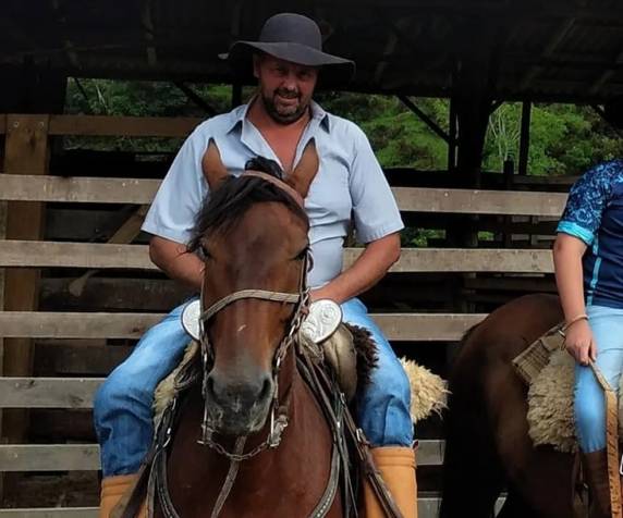 Homem que participava de grupo de cavalgadas morre após levar coice de cavalo em SC