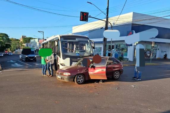 Acidente envolve carro e micro-ônibus no Centro de Ijuí
