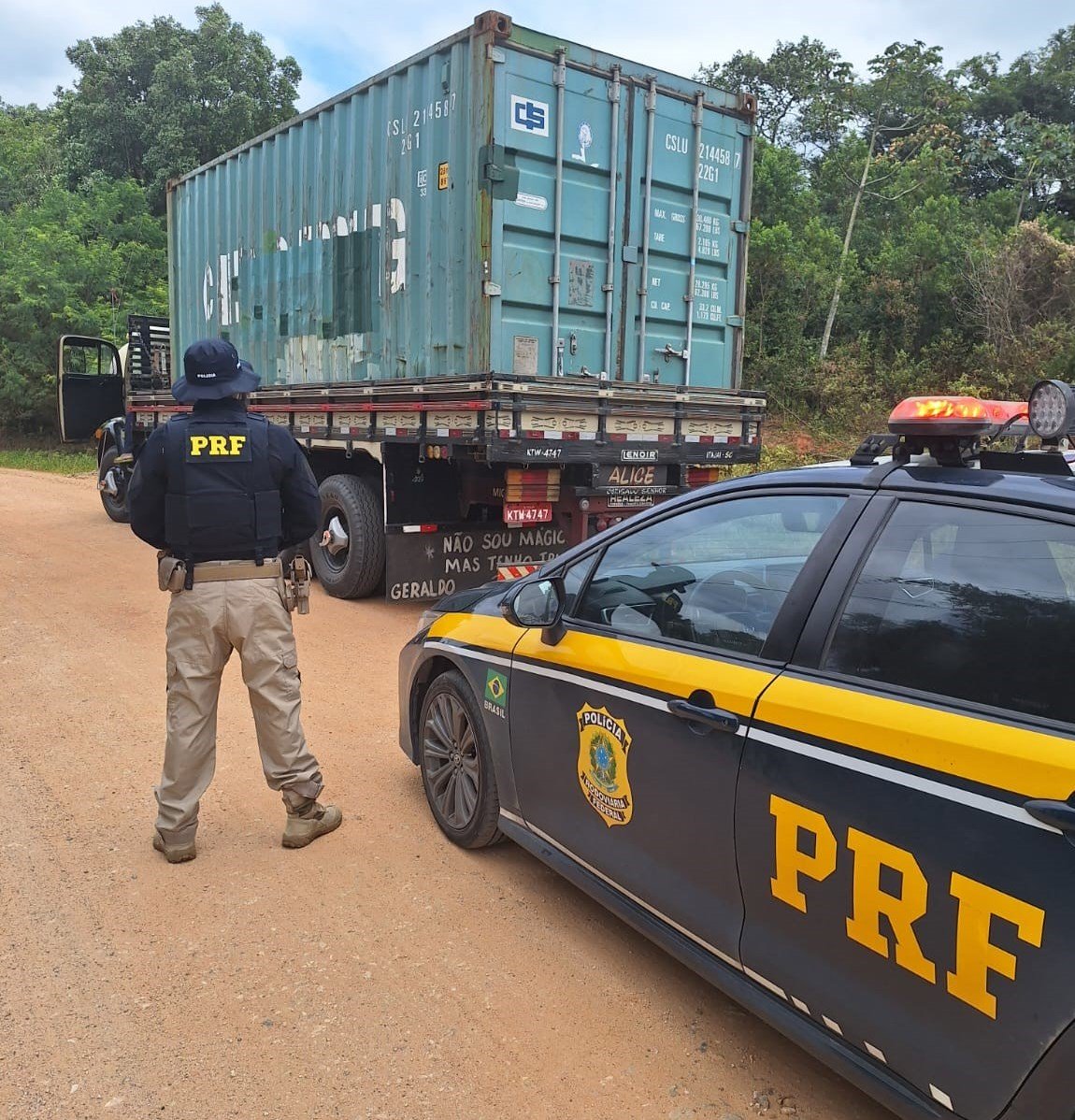 VÍDEO: Motorista se emociona ao ter caminhão furtado recuperado em SC