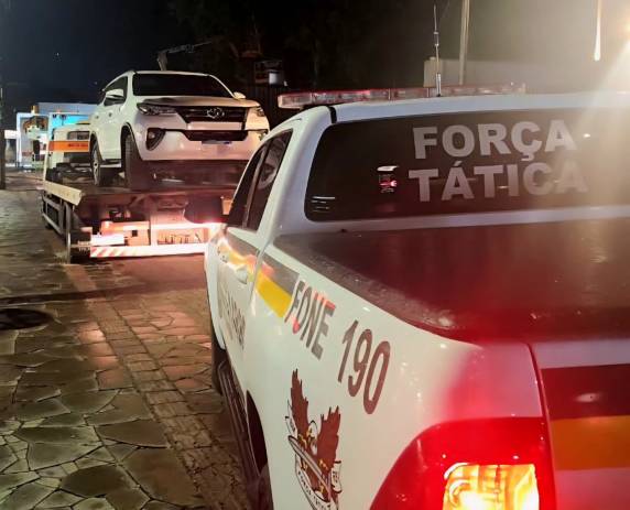 Força Tática da Brigada Militar recupera Hilux SW4 e prende mulher, em Passo Fundo
