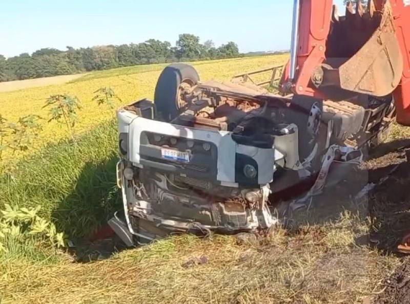 Caminhão carregado de leite tomba na BR 285, em Coronel Barros