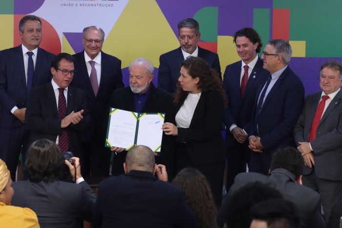 Lula assina medida provisória para taxar fundos exclusivos de super-ricos