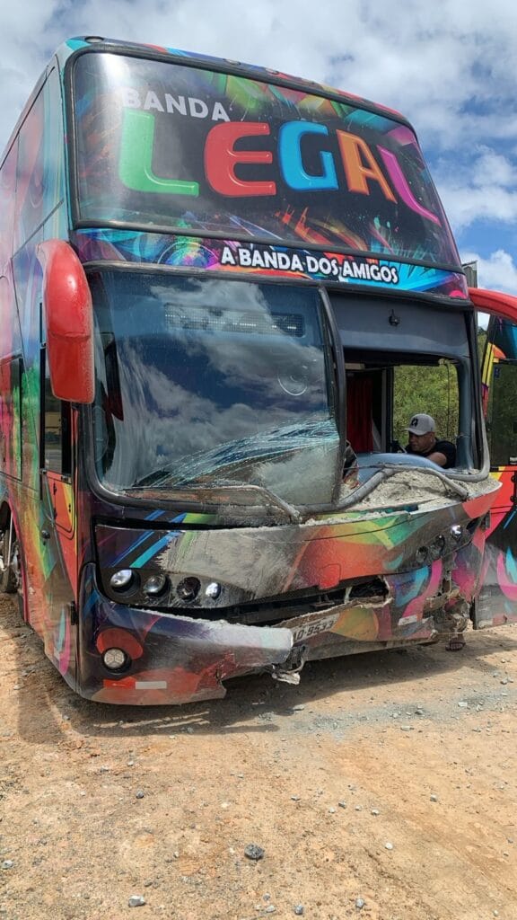 Acidente envolvendo ônibus da Banda Legal em Santa Catarina