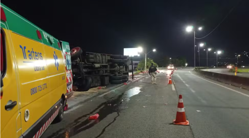 Carga é saqueada após caminhão com 15 toneladas de cerveja tombar em SC