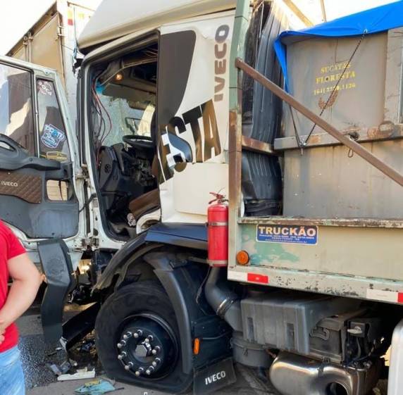 Engavetamento envolvendo sete veículos, deixa uma pessoa ferida na BR-386, em Pouso Novo