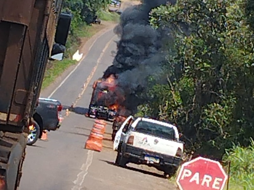 Scania pega fogo na ERS 344 em Santa Rosa