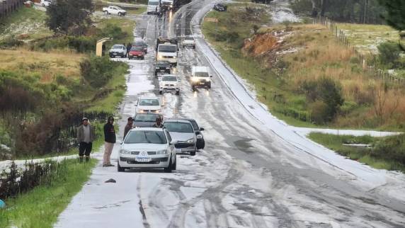Queda de granizo deixa pista escorregadia e carros precisam ser rebocados em SC