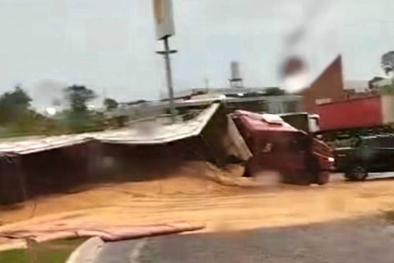Carreta carregada com grãos tomba no trevo de acesso ao Entre-Ijuis