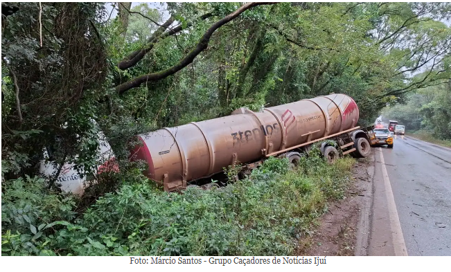 Carreta sai da pista e colide em árvore na RS-342