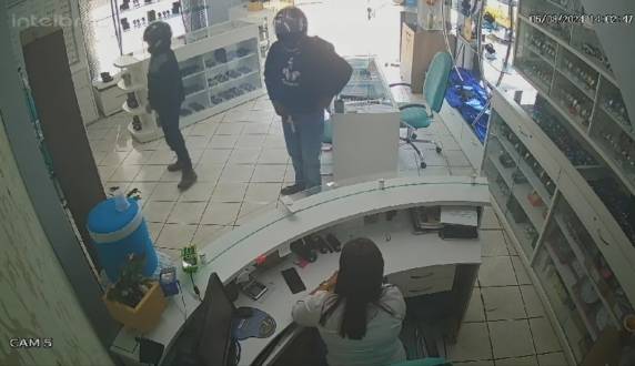 Bandidos armados assaltam óptica e relojoaria no Centro de Santa Rosa