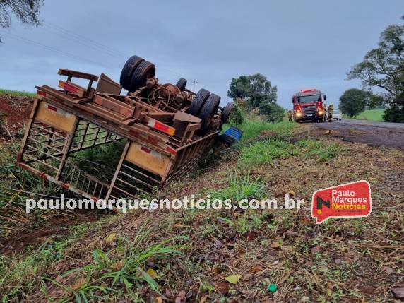 Caminhão capota na BR-472 em Três de Maio