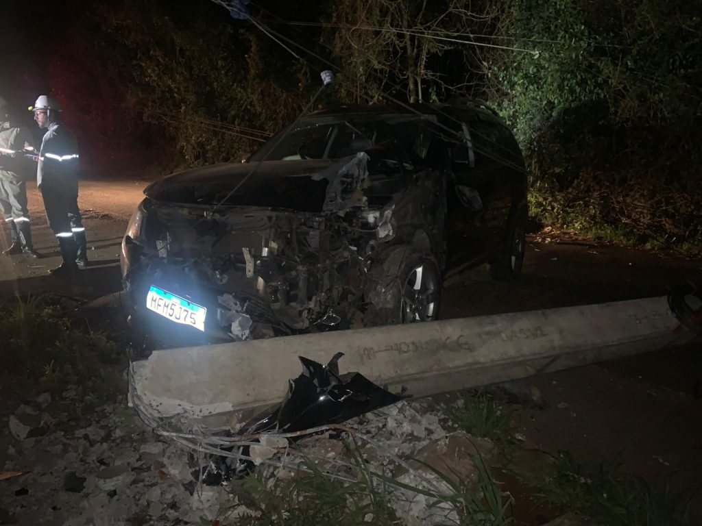 Condutor que bateu veículo em poste foge do hospital em Passo Fundo