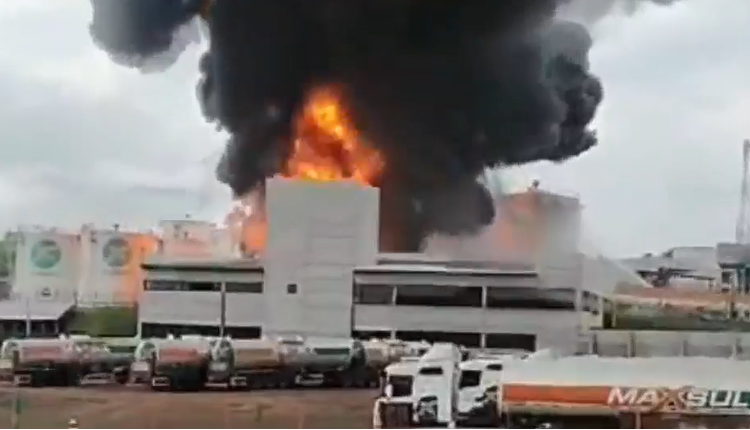 Incêndio de grandes proporções atinge depósito de combustíveis em Chapecó e bloqueia a BR-480
