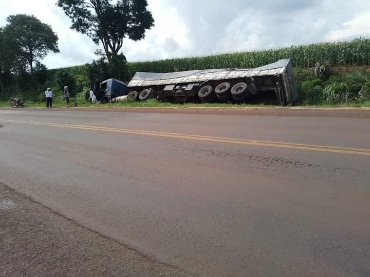 Carreta tomba fora da pista em Coronel Bicaco