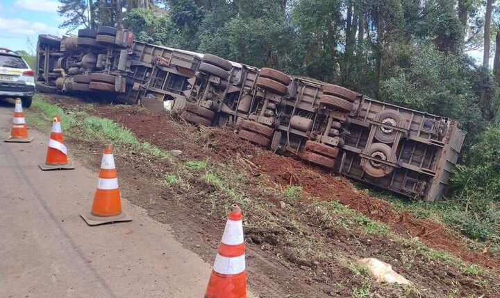 Carreta tomba na BR 285 em Saldanha Marinho