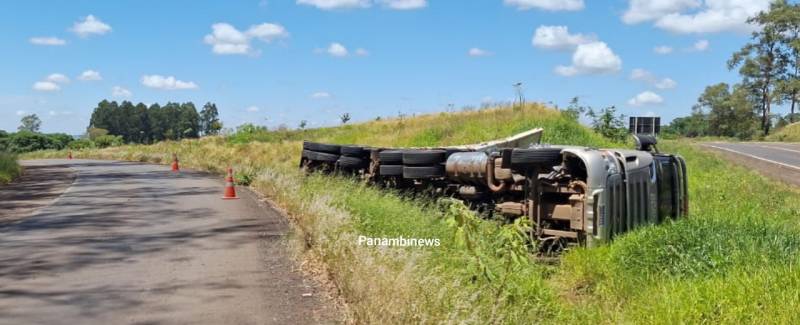 Carreta tomba no trevão em Panambi