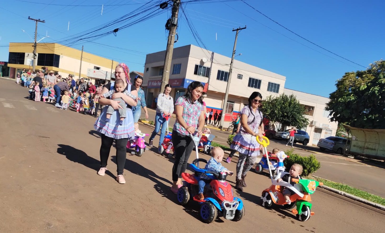 Tiradentes do Sul: Escola de Educação Infantil Vovó Oraide encanta com seu tradicional desfile caipira.