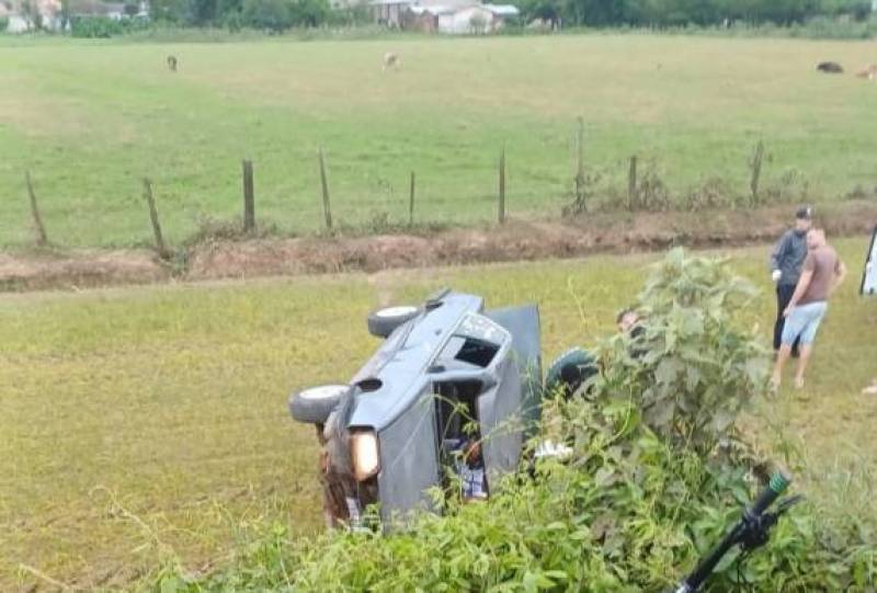 Homem morre e dois ficam feridos após carro capotar em Dona Francisca