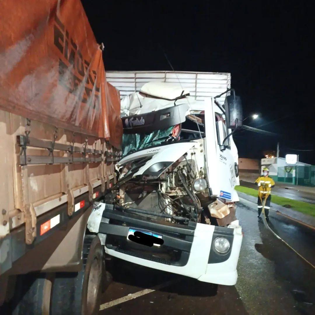 Motorista fica preso nas ferragens após colisão entre caminhões, em Itapiranga SC
