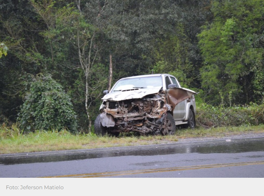 Colisão entre caminhonete e carreta é registrada na BR-386, em Iraí
