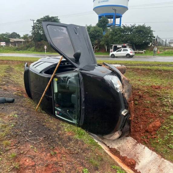 Capotamento é registrado na BR-285, em Passo Fundo