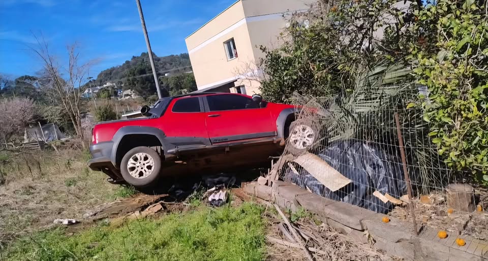 Caminhonete desgovernada atinge cerca e deixa dois feridos em Marau