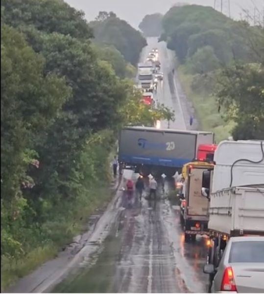 Caminhões saem da pista e causam transtornos na ERS-342 entre Cruz Alta e Ijuí