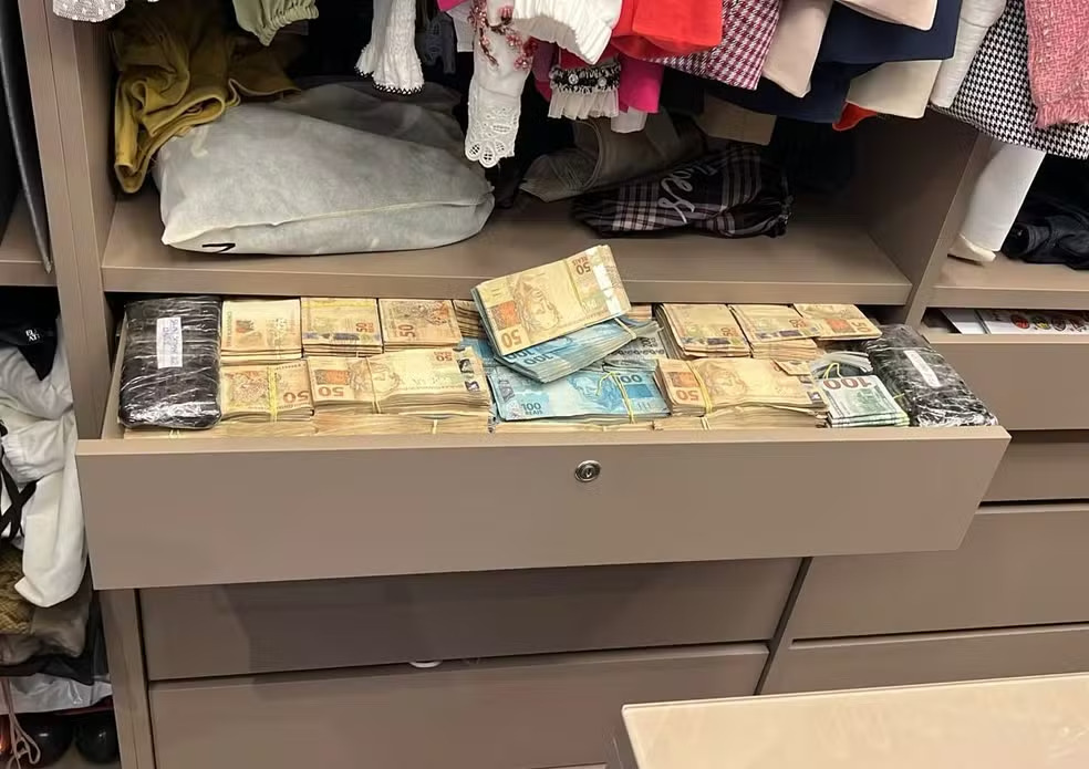 Dinheiro é encontrado em gavetas durante operação da PF contra desvios milionários de emendas parlamentares