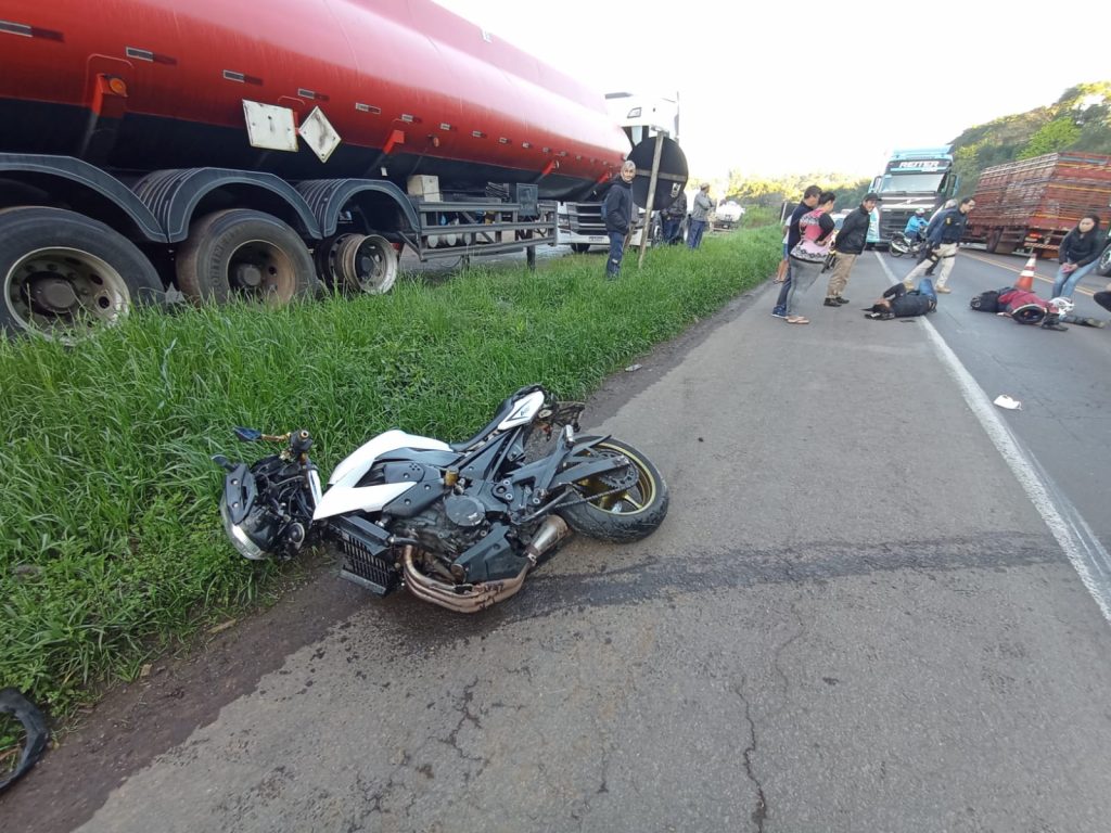 Vítimas de acidente esperam uma hora no asfalto por socorro em Passo Fundo