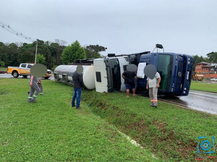 Caminhão-plataforma carregado com outro caminhão tomba em Passo Fundo