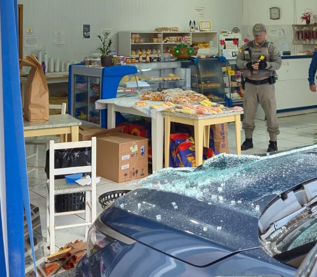 Condutora perde controle de veículo e colide em estabelecimento comercial em Santa Bárbara do Sul