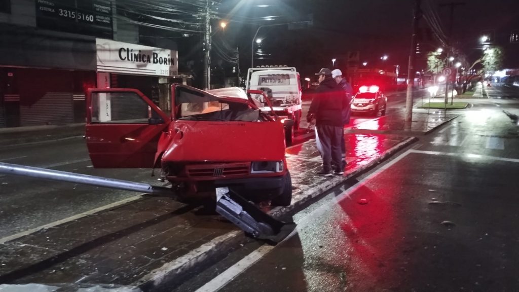Fiat Uno derruba poste de sinalização na Avenida Brasil em Passo Fundo