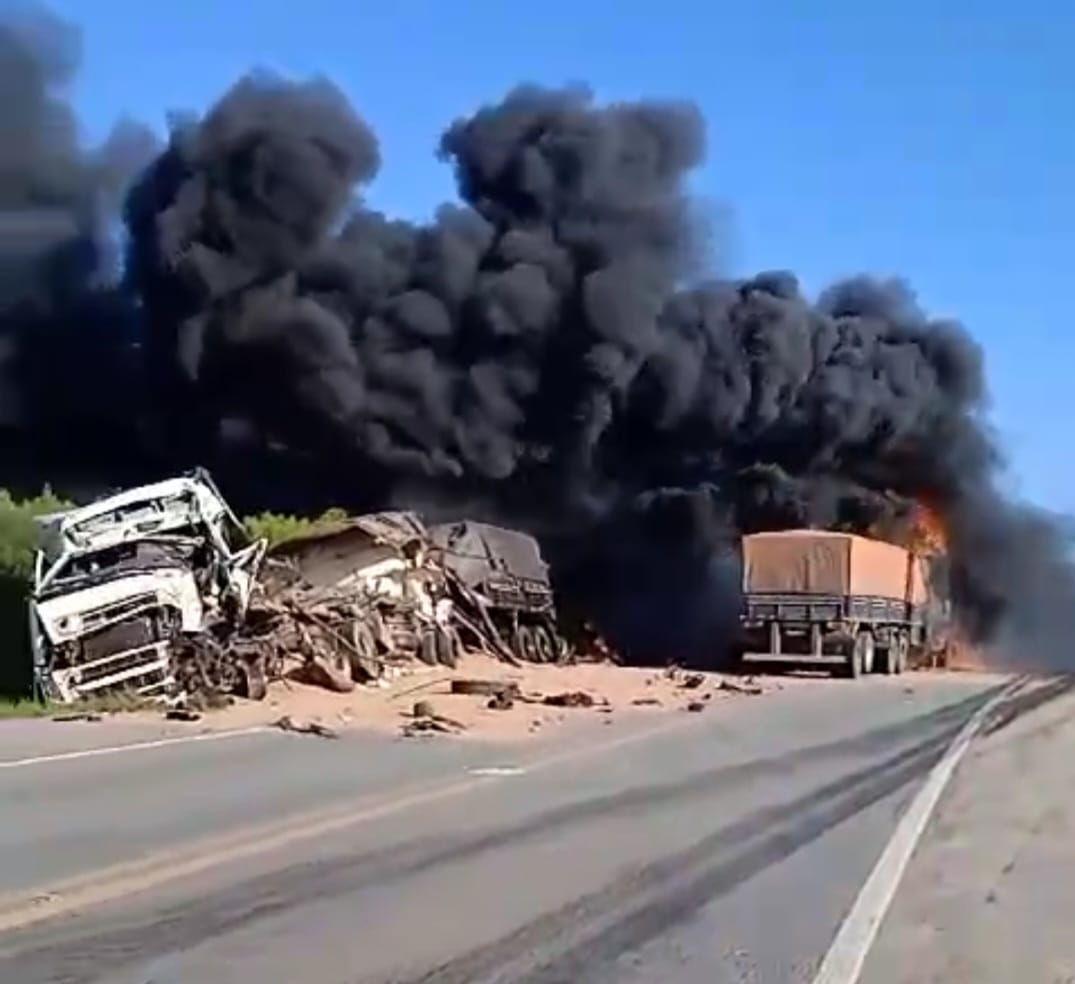 Carreta emplacada em Três Passos se envolve em colisão frontal com duas vítimas fatais na BR-392, em Santana da Boa Vista