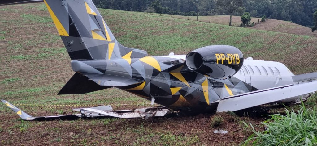 Avião com cinco pessoas sofre acidente no aeroporto de Erechim