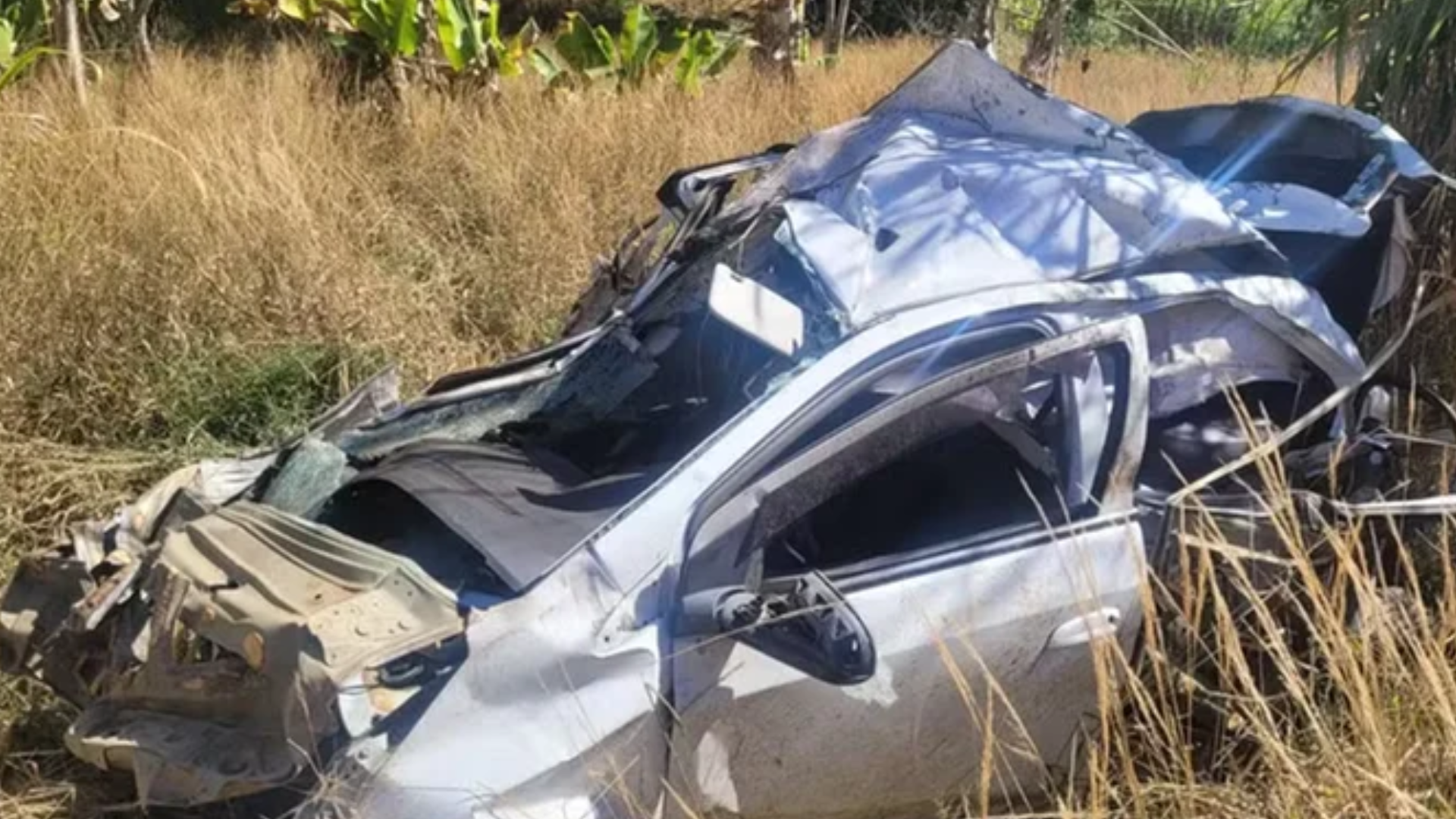 Casal encontrado morto e sem roupas foi namorar em carro e veículo caiu de paredão de 400m