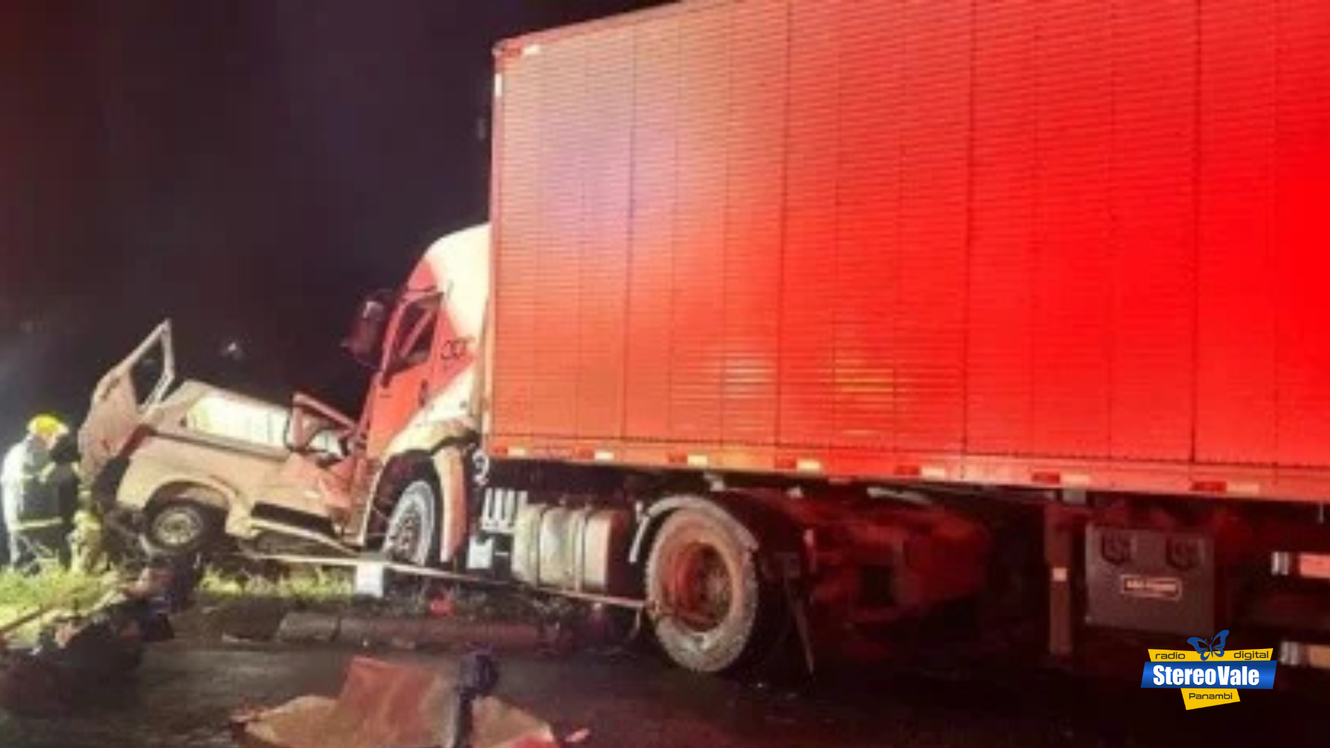 Nove pessoas morrem em acidente entre van e carreta no Norte de Minas Gerais