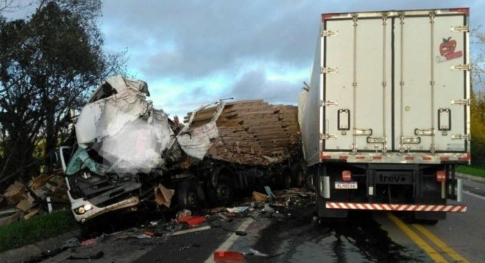 Colisão de carretas resulta na morte de condutor de Lagoa Vermelha