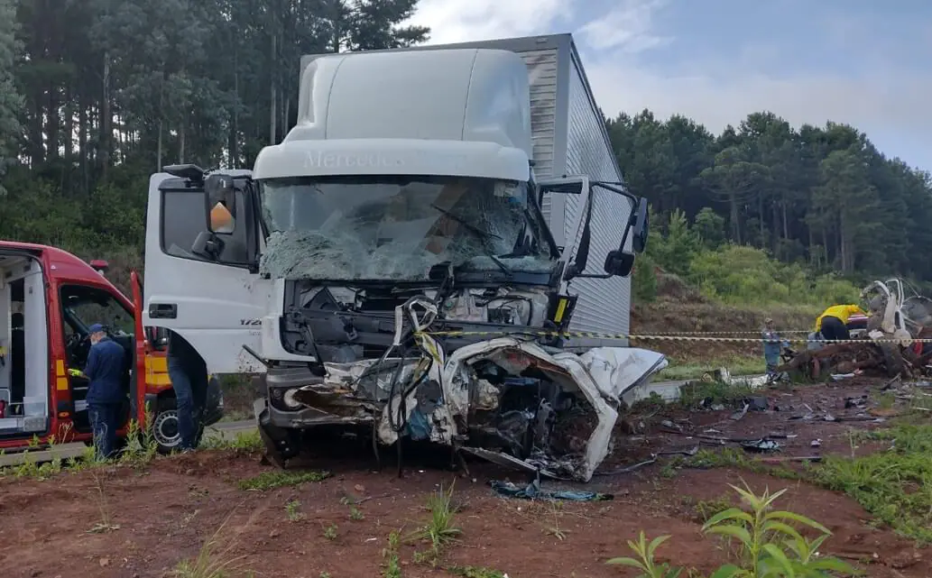 Caminhonete se parte ao meio e acidente mata três pessoas em Santa Catarina