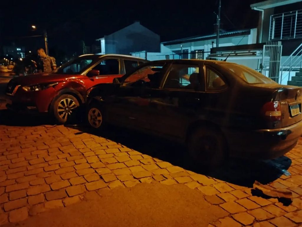 Homem embriagado atropela criança, foge do local e colide em outros dois veículos em Passo Fundo