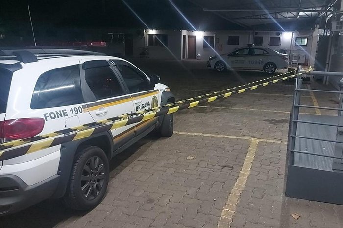 Homem é morto pela BM após ferir e ameaçar mulher com uma garrafa dentro de loja no Vale do Sinos