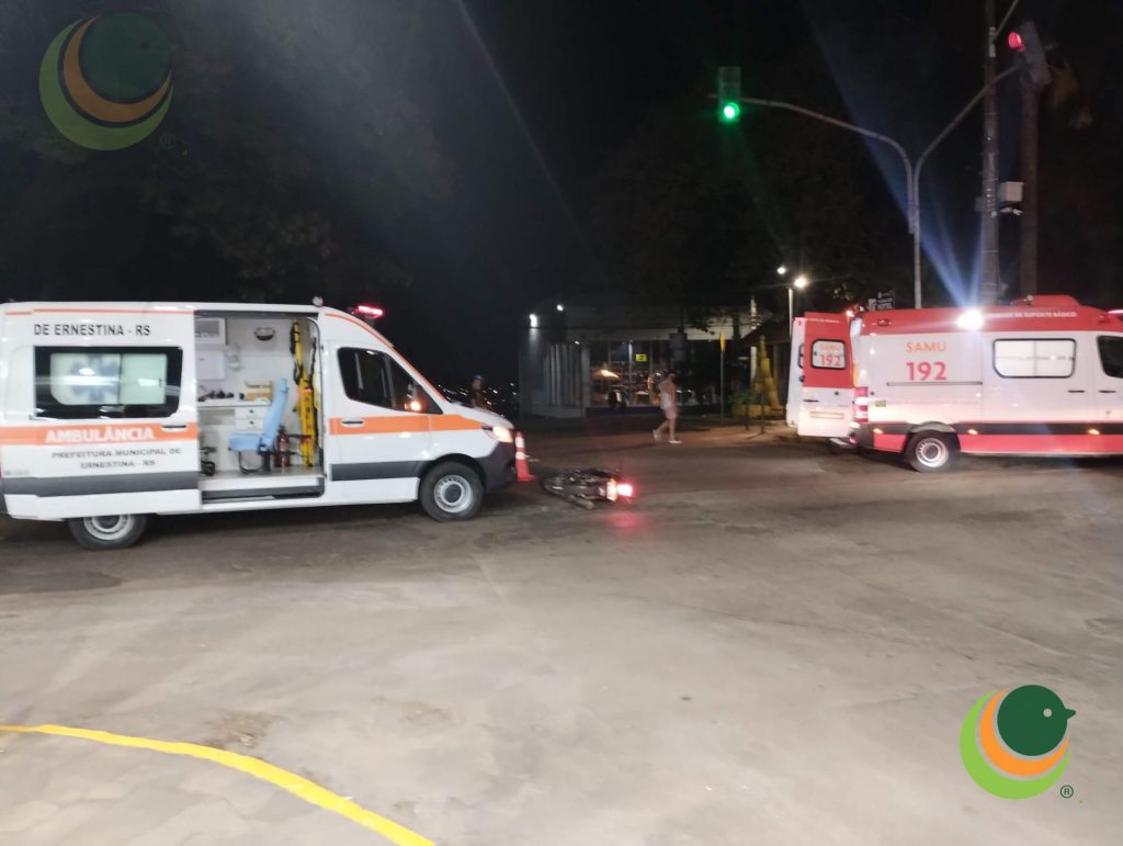 Colisão entre ambulância e motocicleta deixa uma mulher ferida em Passo Fundo