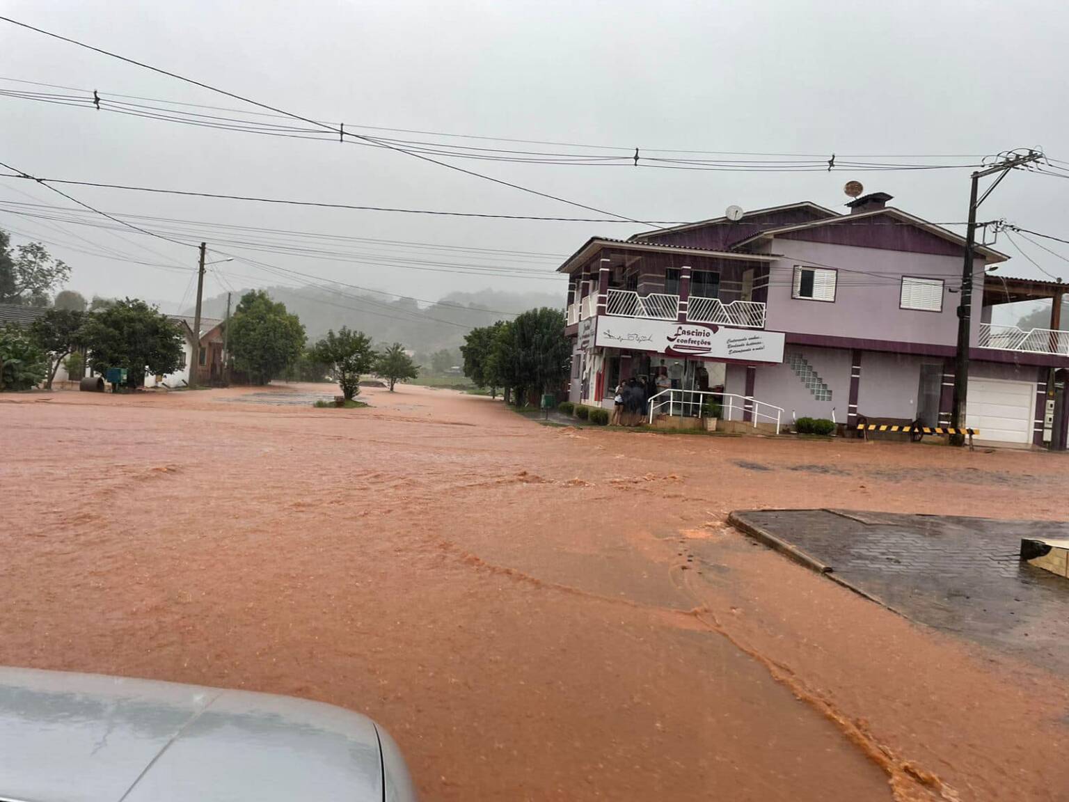Urgente: Enchente causa transtornos em Erval Seco, pessoas estão sendo resgatadas