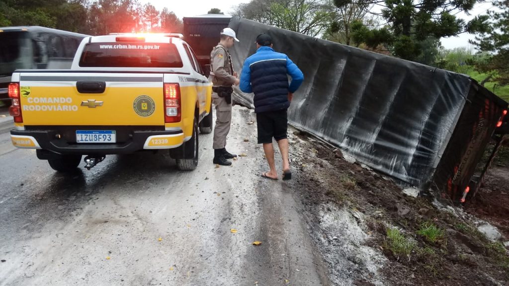 Caminhão de calcário tomba no trecho Passo Fundo/Marau.